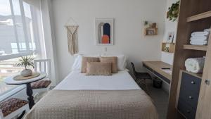 een slaapkamer met een bed, een bureau en een raam bij Espectacular Aparta-Estudio en Chapinero Central in Bogota