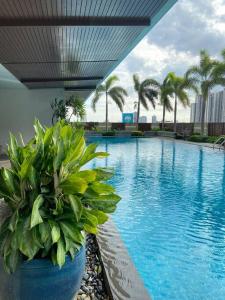 una gran piscina con una maceta al lado en Baan Nonzee Condo Kingsize bed Big room in Sathorn en Bangkok