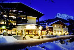 un bâtiment dans la neige la nuit dans l'établissement Hotel Guggenberger, à Kleinarl