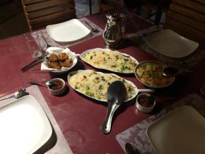 uma mesa com vários pratos de comida em Haritha Holidays em Minneriya