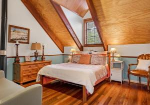 a bedroom with a bed and a wooden ceiling at Blue Country Lodge in Katoomba