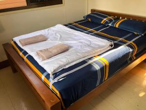 Una cama con dos toallas encima. en MTT resort, en Ban Nam Tok Mae Klang