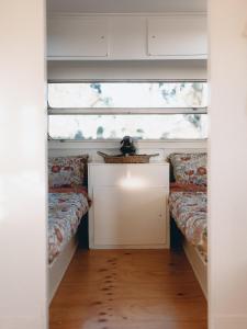 Pokój z 2 łóżkami i oknem w obiekcie Meralda Station w mieście Cobar