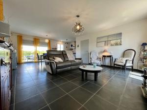 Posezení v ubytování Maison 4 couchages à Saint-Georges-d'Oléron avec jardin et terrasse - FR-1-246A-267