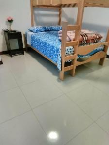 um quarto com uma cama e uma televisão num piso de azulejo em Heart of Lima, Miniapartment Groups, Family, Couples em Lima