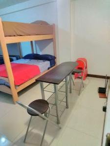 Zimmer mit einem Etagenbett, einem Schreibtisch und einem Stuhl in der Unterkunft Heart of Lima, Miniapartment Groups, Family, Couples in Lima