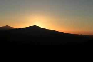 una silueta de una montaña con la puesta de sol en el fondo en Northstar 18, en Telluride
