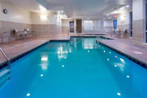 una gran piscina de agua azul en un edificio en SpringHill Suites Rochester Mayo Clinic Area / Saint Marys, en Rochester