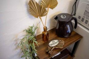 a table with a tea pot and a vase on it at 日向サーフキャンプ211 in Hyuga +11 photos