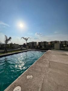 una piscina en medio de una ciudad en Hermosa casa, sur de Guadalajara, en Guadalajara