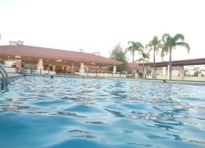 basen z niebieską wodą przed budynkiem w obiekcie Hermosa casa, sur de Guadalajara w mieście Guadalajara