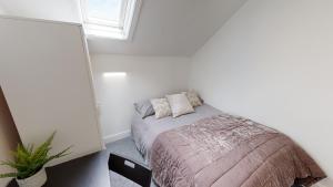 1 dormitorio con cama y ventana en City Centre-University Home from Home en Sunderland