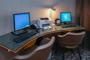 escritorio con 2 monitores de ordenador e impresora en SpringHill Suites by Marriott Lancaster Palmdale, en Lancaster