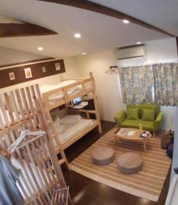ein Wohnzimmer mit 2 Etagenbetten und einem Sofa in der Unterkunft 日向サーフキャンプ212 in Hyuga