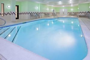 una gran piscina en una habitación de hotel en SpringHill Suites Louisville Hurstbourne/North, en Louisville