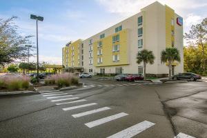 an empty parking lot in front of a building at SpringHill Suites Tampa North/Tampa Palms in Tampa