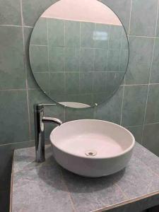 a bathroom with a sink and a mirror at Flores Condominios Depa Rosa in Álamos