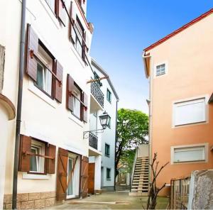 an alleyway between two buildings in a city at DreamWorksApartments in Karlobag