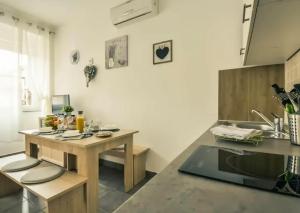 cocina con mesa de madera y fregadero en DreamWorksApartments en Karlobag