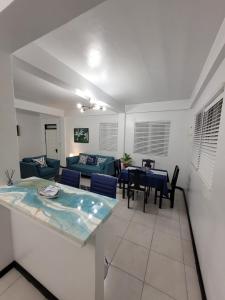 Chalet Belizomi Tropical Villa #1 في جزيرة جورس: غرفة معيشة مع أريكة وطاولة