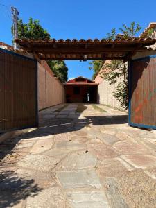 una entrada a un edificio con una puerta de madera en Loft Pireneus 2, en Pirenópolis