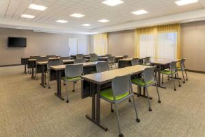 uma sala de aula com mesas e cadeiras numa sala em SpringHill Suites by Marriott Yuma em Yuma
