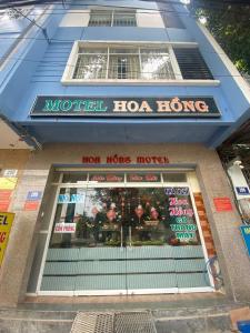 ein Geschäft vor einem mridiel hoco home in der Unterkunft Motel Hoa Hồng in Vũng Tàu
