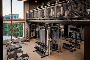 een fitnessruimte met veel loopbanden en machines bij Marriott Irvine Spectrum in Irvine