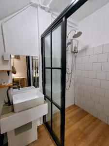 uma casa de banho com um lavatório branco e um espelho. em Tanwa Hotel em Chiang Mai