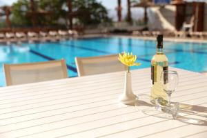 Bazén v ubytování Astral Nirvana Suites- Half Board nebo v jeho okolí