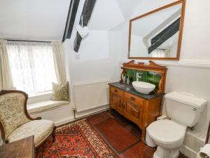 ブリクサムにあるHearthstone East Cottageのバスルーム(トイレ、洗面台、バスタブ付)