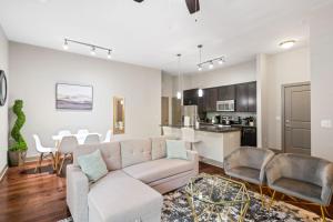 - un salon et une cuisine avec un canapé et des chaises dans l'établissement Grand Luxury Premium Vaulted Ceilings, à Woodbridge