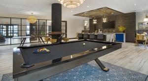 O masă de biliard de la Grand Luxury Premium Vaulted Ceilings