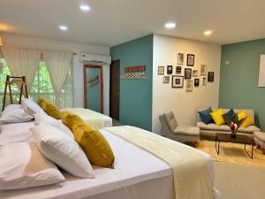 a bedroom with two beds and a couch at Hotel La Casablanca Tayrona in Calabazo
