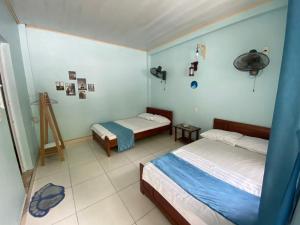 1 dormitorio con 2 camas en una habitación en Cat Ba Life Hostel en Hai Phong