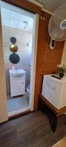 La salle de bains est pourvue d'un lavabo et de toilettes. dans l'établissement PARAISO Da PENHA, à Lisbonne