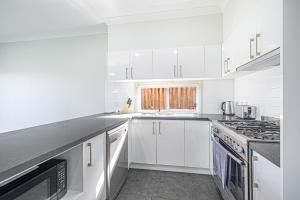 صورة لـ Colebee Modern 5BR House Spacious & Close to Park في Schofields