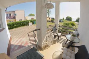 a balcony with a table and chairs and a view at Marynarska 57 in Darlowko
