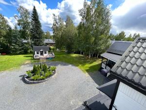 an overhead view of a backyard with a house and a garden at Villa Kipakka in Kihniö
