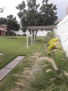 Jardín al aire libre en Casa de campo en Cieneguilla con Piscina
