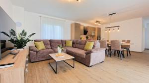 uma sala de estar com um sofá e uma mesa em Villa Corona Cordis em Banjole