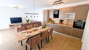 uma sala de jantar e cozinha com mesa e cadeiras em Villa Corona Cordis em Banjole