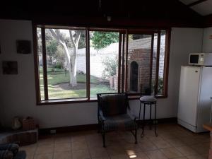 謝內吉亞區的住宿－Casa de campo en Cieneguilla con Piscina，客厅设有窗户和冰箱。