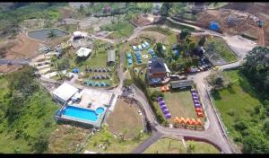 une vue aérienne sur un parc avec une cour de train dans l'établissement Tiris Pisan Glamping & Resort Puncak, à Cikuray