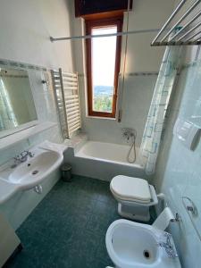 y baño con lavabo, aseo y bañera. en Un Tetto Sulle Nuvole by SMART-HOME, en Tagliolo Monferrato