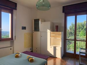 Habitación con nevera y cama. en Un Tetto Sulle Nuvole by SMART-HOME, en Tagliolo Monferrato