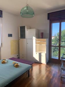 Habitación con cama y nevera. en Un Tetto Sulle Nuvole by SMART-HOME, en Tagliolo Monferrato
