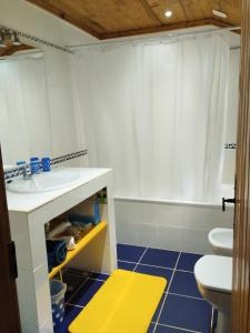 ein Bad mit einem Waschbecken und einem WC in der Unterkunft Quinta Meneses in Santa Cruz