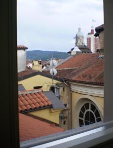 - une vue sur les toits depuis la fenêtre d'un bâtiment dans l'établissement Mansarda Palatina, à Turin