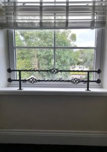 une fenêtre avec un banc devant elle dans l'établissement Kirkcudbright Holiday Apartments - Apartment F, à Kirkcudbright